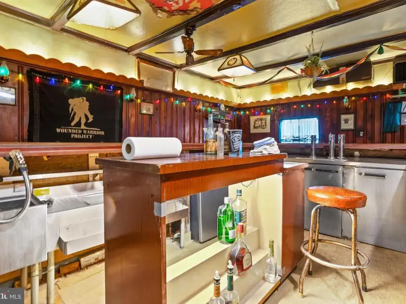 Mixed-use Property with Bar, Residential Space, and Garage in Folcroft Borough