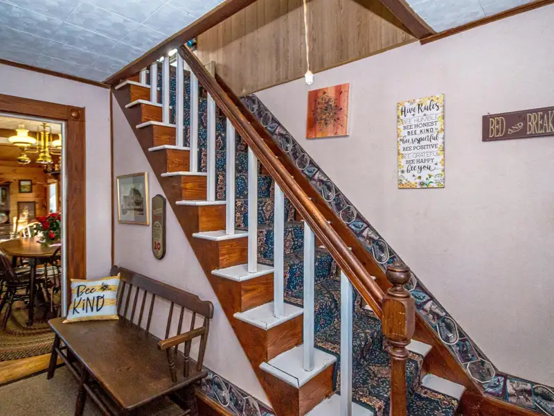 Du Bee Inn: Versatile Bed-and-breakfast with Mountain Views in the Great North Woods
