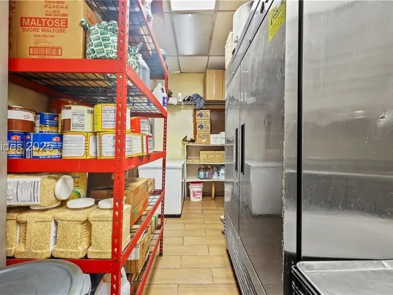 Mid-island Restaurant for Sale Near Palmetto Dunes with Outdoor Dining Area