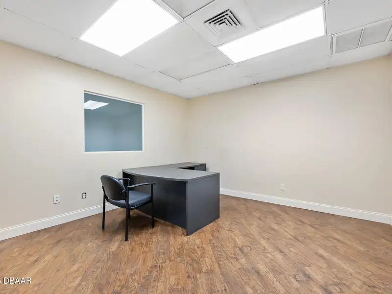 Flexible Commercial Lease: 19,000 Sq Ft Available in Prime Location