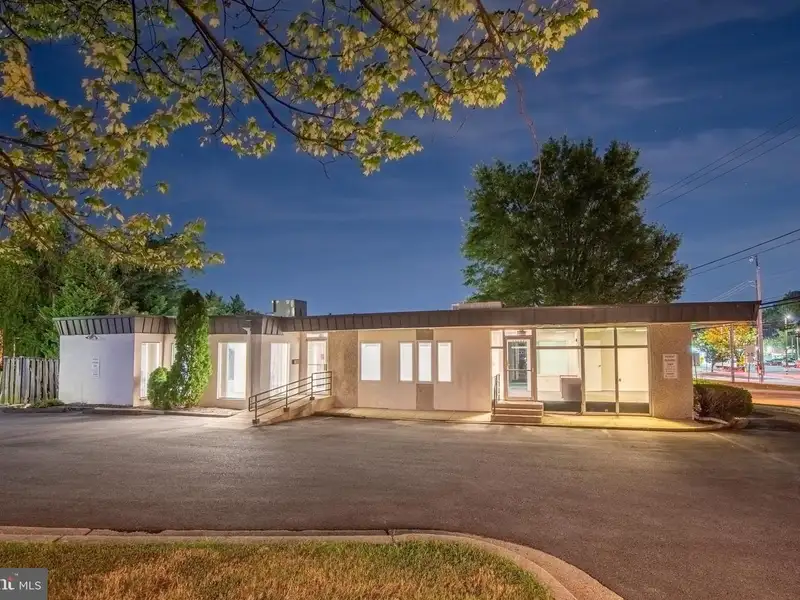 Versatile Commercial Property in Northwood Park, Ideal for Offices, Retail, or Light Industrial