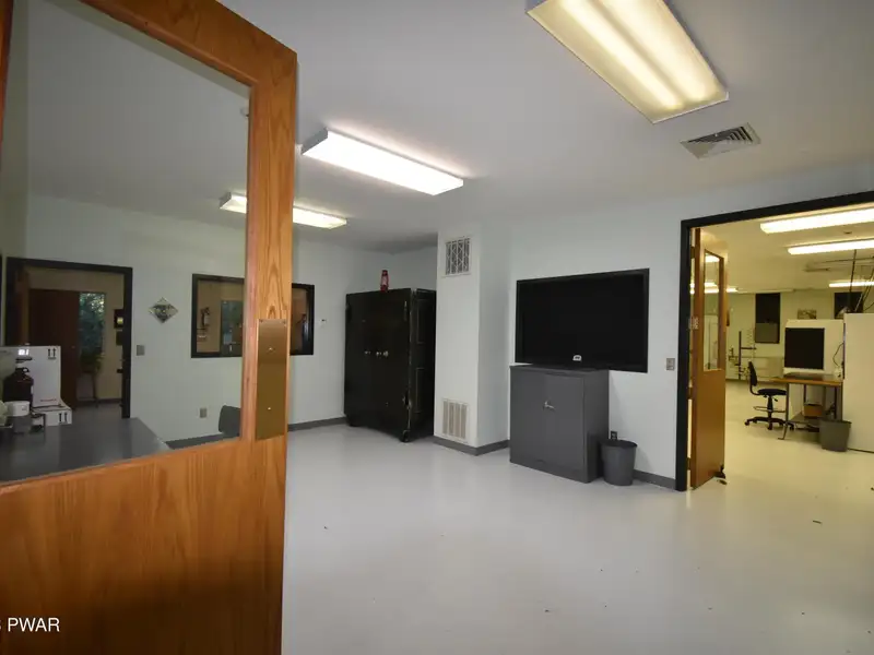 3000 Sq Ft Commercial Building for Lease Near Town with Flexible Space Options
