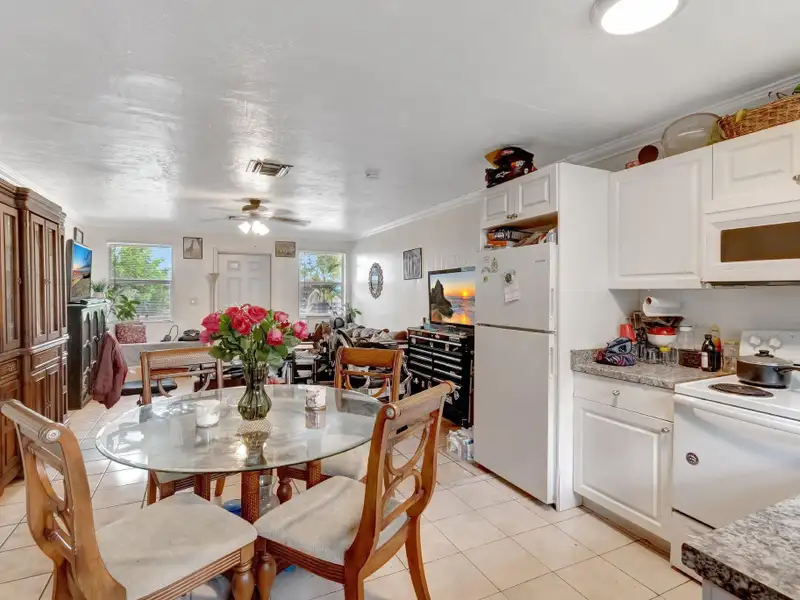 Well-maintained 6-unit Multifamily Property in South Florida with Value-add Potential