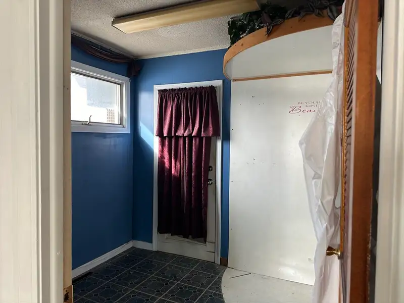 Versatile 907 Sq Ft Commercial Space in High-traffic Area, Former Tanning Salon