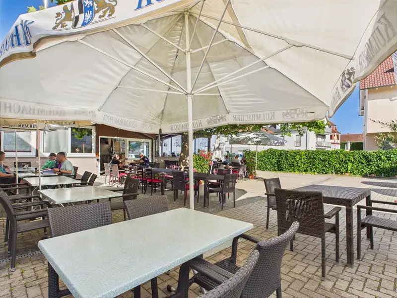 Versatile Restaurant with Garden and Residential Units in Prime Location