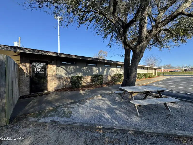 Commercial Office Building for Lease in Central Panama City, Ideal for Charter School or Medical Use