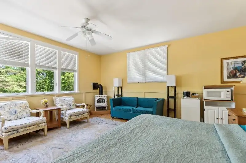 Turnkey B&b and Event Center in Wisconsin Dells with 17 Guest Suites