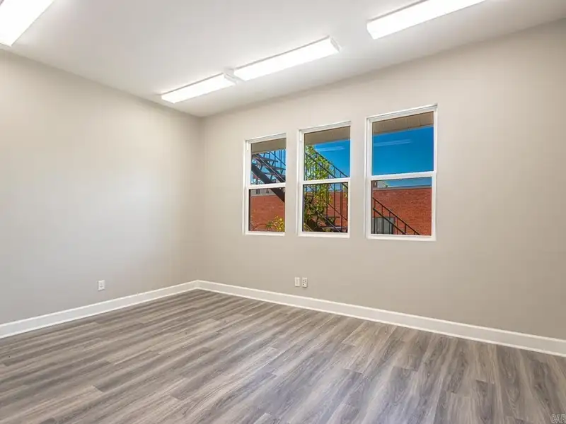 Remodeled Commercial Building Near I-630, Downtown Little Rock – Ideal for Office or Apartment