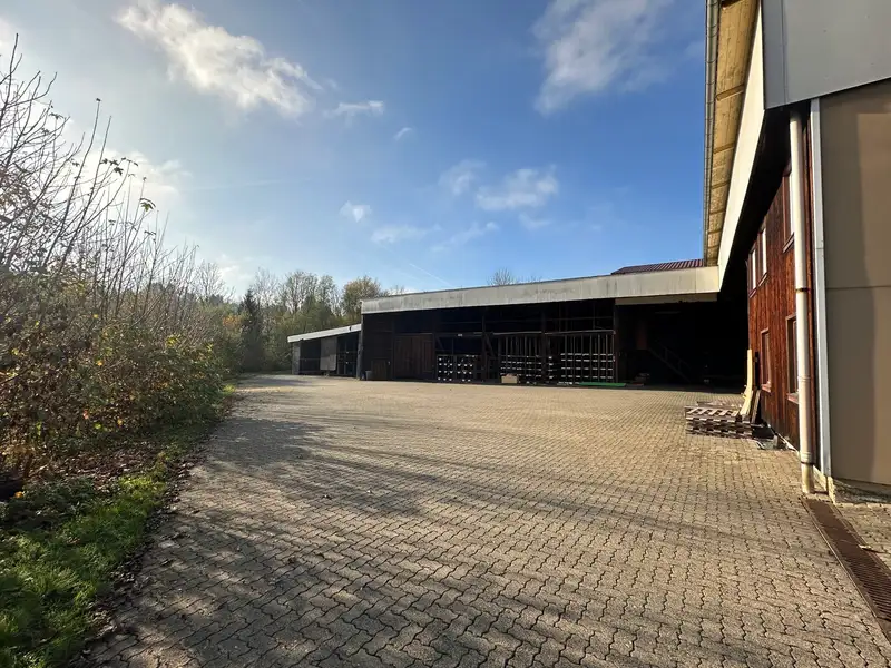 Commercial Ensemble with Multiple Halls and Parking in Leege Industrial Estate, Herzberger Strasse