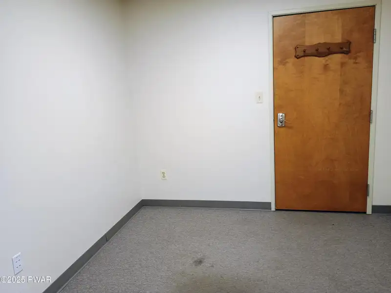 Prime 3,060 Sq Ft Office Space in Central Location Near I-84