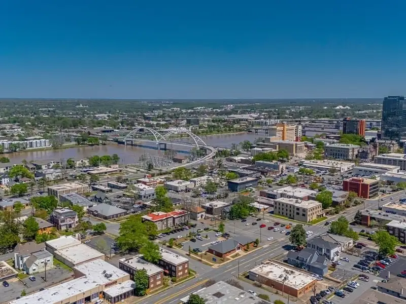 Remodeled Commercial Building Near I-630, Downtown Little Rock – Ideal for Office or Apartment