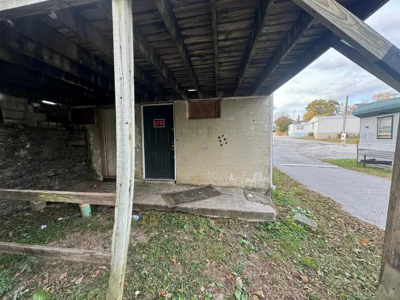 Downtown Georgetown Block Building with Parking, B-2 Zoning, 900 Sq Ft Per Level