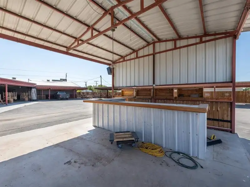 Prime Restaurant/bar on 1.24 Acres with Ample Parking and Outdoor Dining