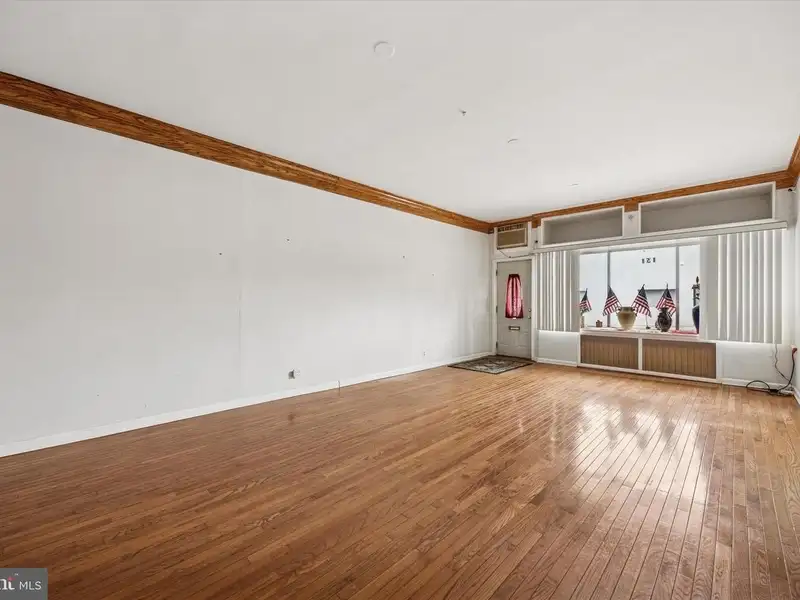 Versatile Commercial/residential Property in Clifton Heights with High Ceilings and Hardwood Floors