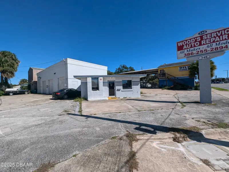 Freestanding Auto Repair Building on High-traffic Corner Lot in Mason Avenue