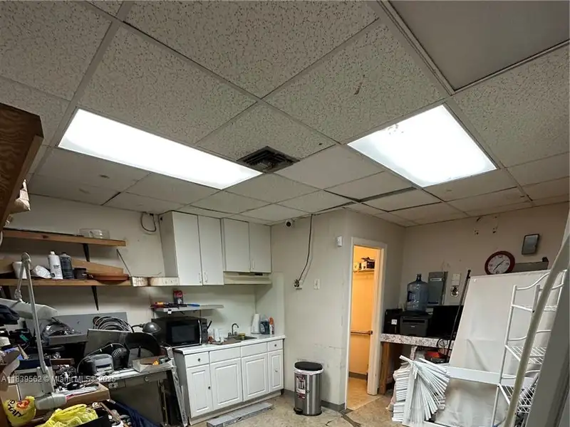 Established Jewelry Store with Rare Pawn License in High-traffic Location