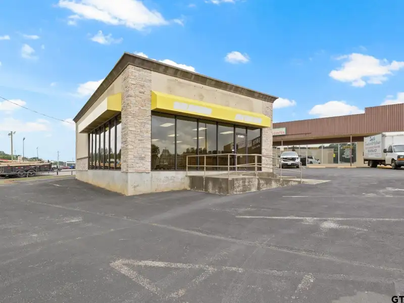 High-traffic Commercial Building in Downtown Pittsburg, Tx - 1,500 Sf