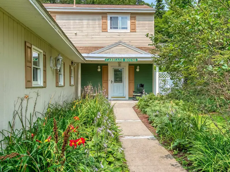 Fully Renovated Inn with 13 Guest Rooms on 5.52 Acres in White Mountains, Nh