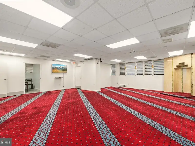 Commercial Building for Sale in Annandale - 8,202 Sq. Ft., Zoned C-3, Corner Lot