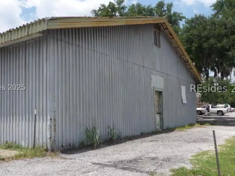 Prime Commercial Property with Multiple Buildings and Parking in Ridgeland Center