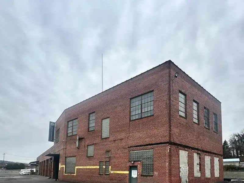 Industrial Building with 6 Bay Truck Repair Facility on 1.47 Acres Near Downtown