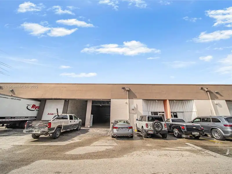 Commercial Property in Doral - Prime Location Near Miami International Airport and Amenities