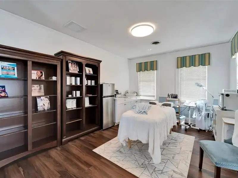 Office Suites in Hyde Park with Conference Rooms and Ample Parking