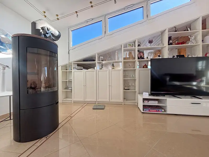 Modernized Detached House with Commercial Space in Family-friendly Location