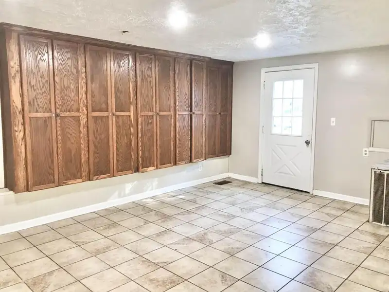 15-bedroom Building with 6.5 Baths Near Huntingdon and Jackson, Potential for Re-zoning