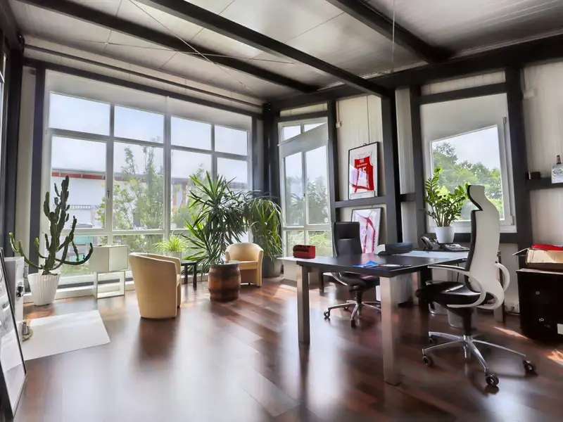 Versatile Commercial Property with Offices and Garden in Prime Location, 491 M² Usable Space