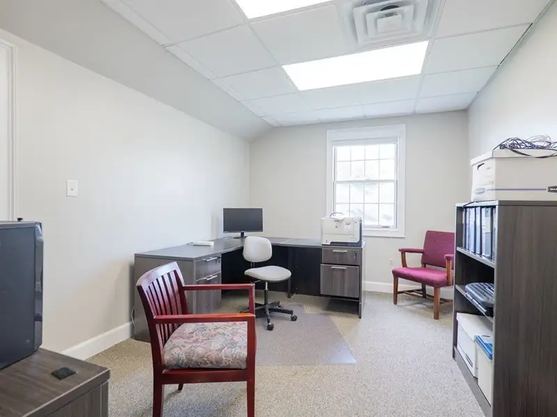 Executive Office Building in Loch Winn Business Park, Valdosta - Renovated with Ample Space