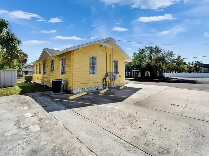 Office Suites in Hyde Park with Conference Rooms and Ample Parking
