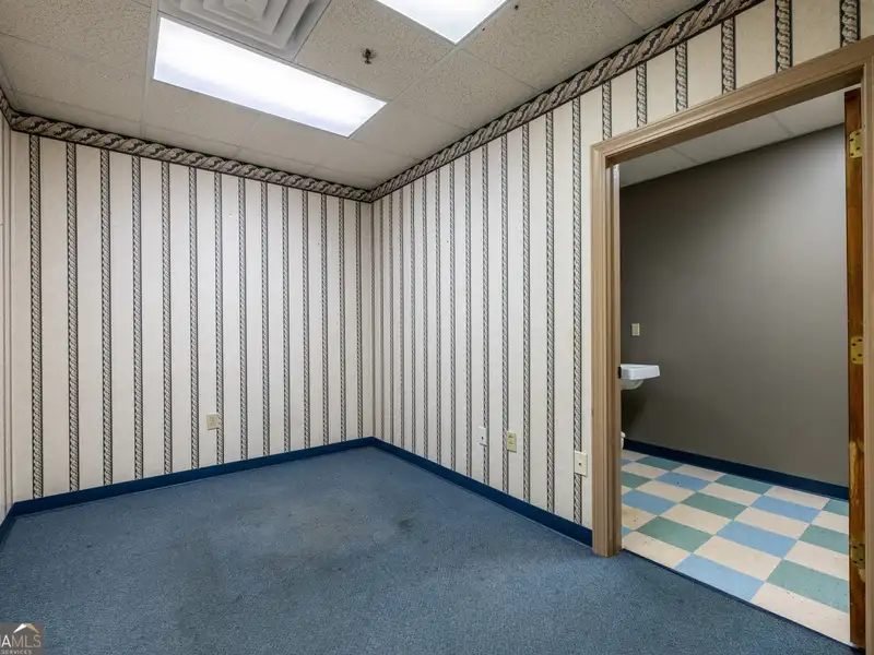 Flexible 3700 Sq Ft Commercial Space for Office or Medical Use in Adairsville