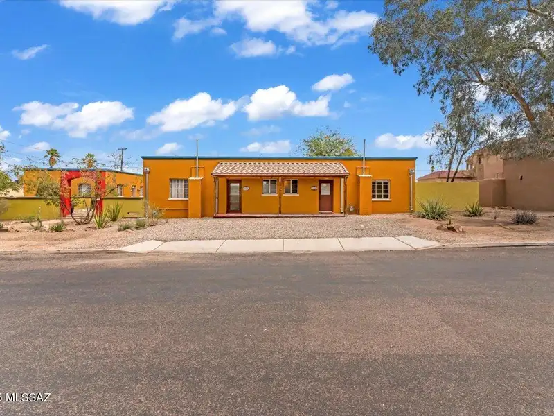 Fully Renovated Multi-family Property in Miramonte Neighborhood with 6 Apartments