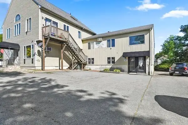 Versatile 907 Sq Ft Commercial Space in High-traffic Area, Former Tanning Salon