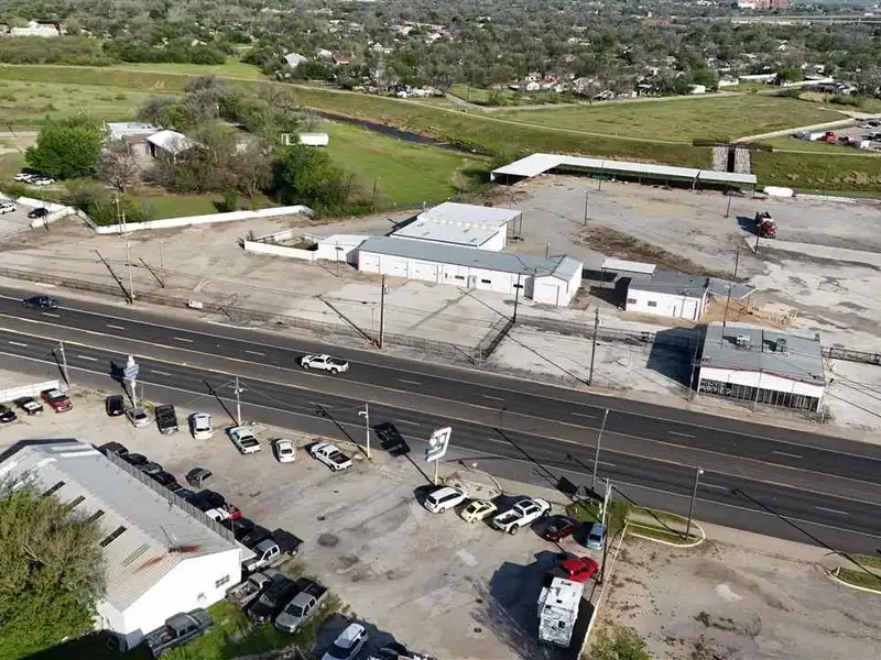 10.264-acre Commercial Property with Showroom, Warehouses, and Ample Parking on Jacksboro Hwy