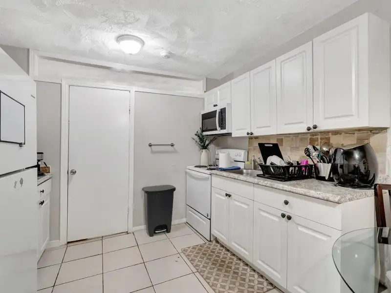 Well-maintained 6-unit Multifamily Property in South Florida with Value-add Potential