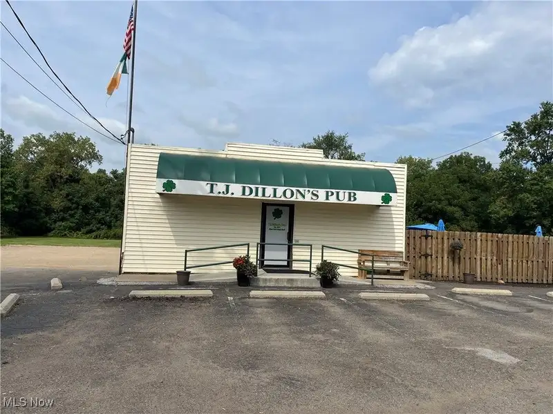 Established Restaurant/bar with 1.55 Acres, Fully Equipped Kitchen, and Liquor License