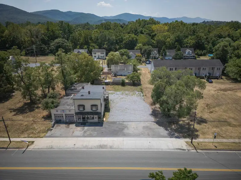 Mixed-use Property in Elkton: Antique Store with 3-bedroom Apartment and Ample Parking