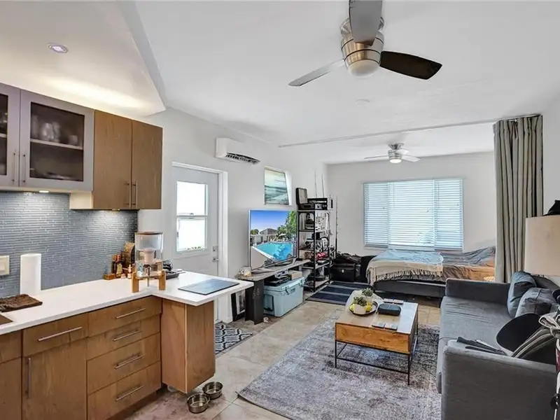 Multi-unit Garden Retreat in Oakland Park with Pool and Upgraded Apartments