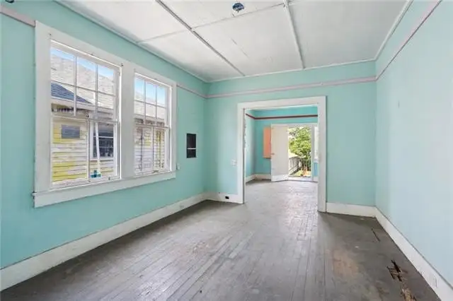 Versatile Commercial Property Near Downtown – 7,000 Sq Ft with Multiple Utilities and Parking