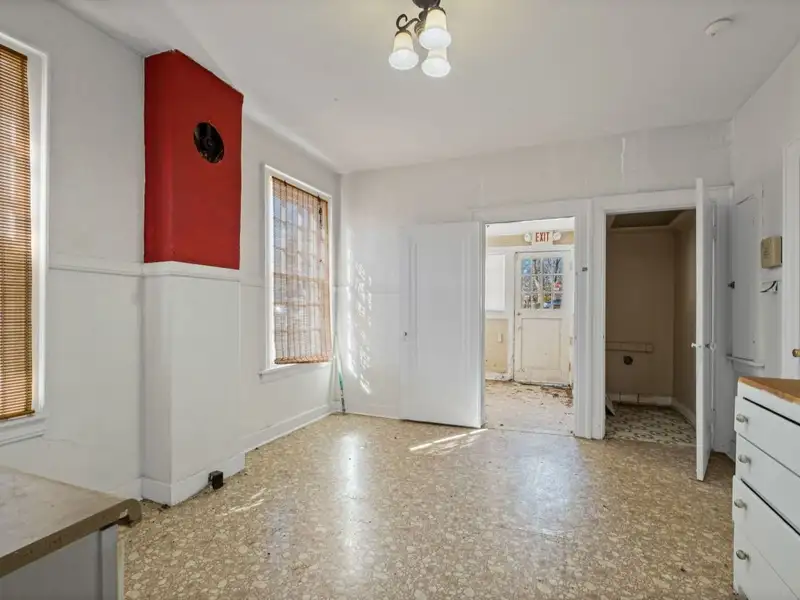 Historic Bungalow with Detached Unit on High-traffic Main St, Ideal for Commercial Use