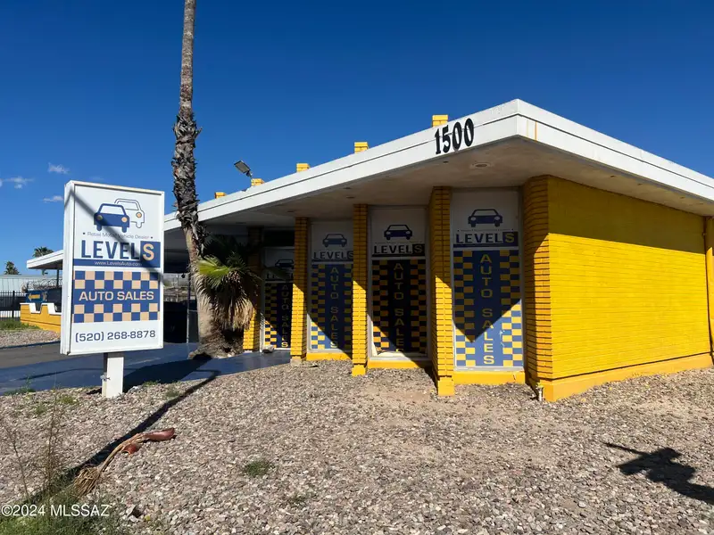 Midtown Auto Retail Building with Workshop on 0.37 Ac Corner Lot