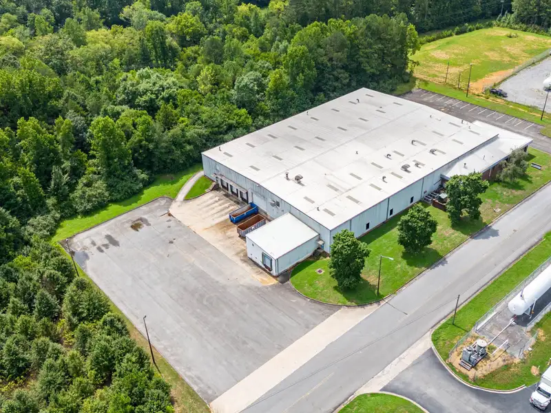 Industrial Warehouse with Food Quality Standards and Office Space in Prime Location