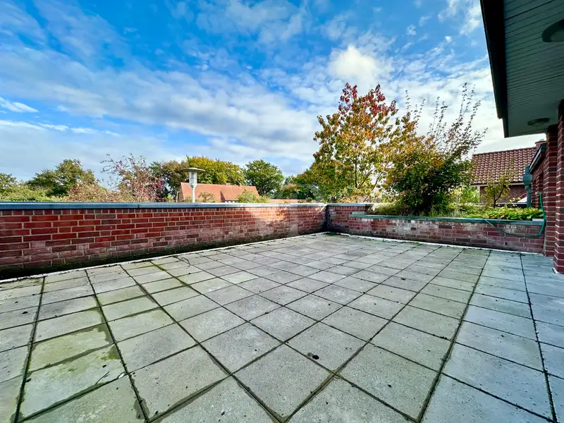 Versatile 19-room Commercial Property with Parking and Outdoor Space in Central Location