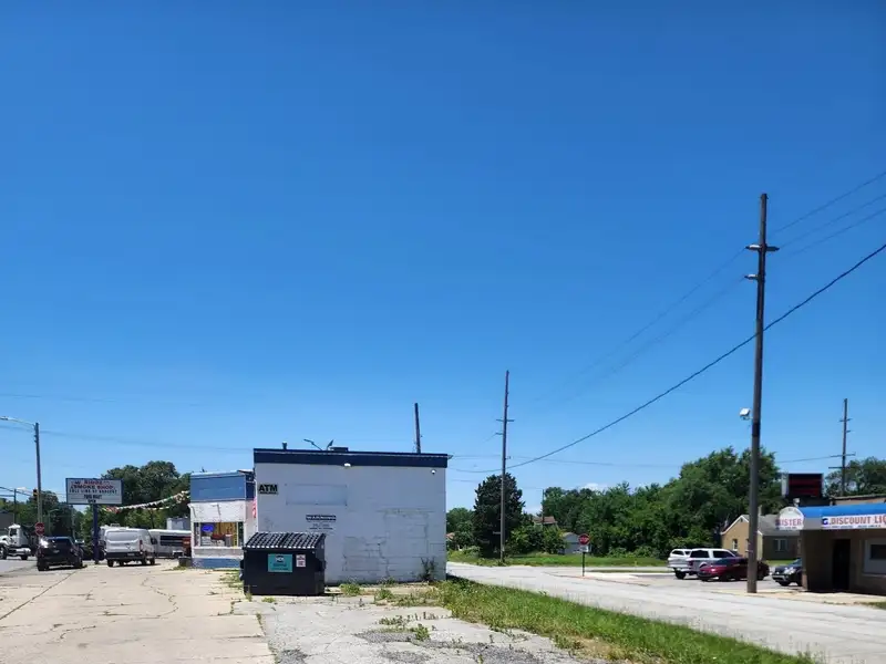 Commercial Building with Easy Access and High Visibility Near Expressway
