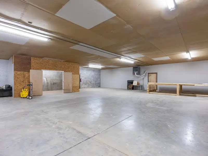 3,600 Sq Ft Commercial/industrial Unit for Lease with Offices and Large Work Area