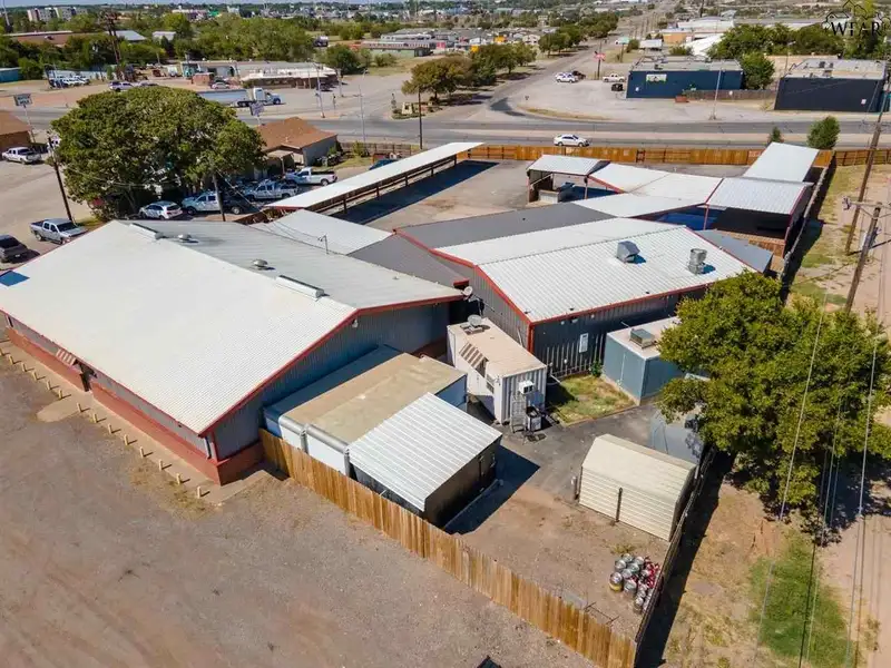 Prime Restaurant/bar on 1.24 Acres with Ample Parking and Outdoor Dining