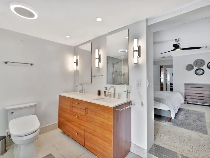 Multi-unit Garden Retreat in Oakland Park with Pool and Upgraded Apartments