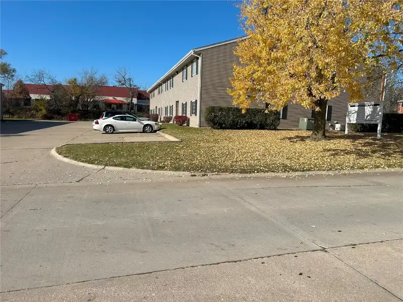 Four Office Buildings on 3.8 Acres in Lindale Area with Upgrade Potential